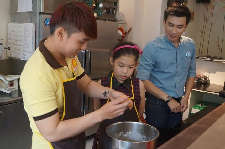 Chí Thiện trổ tài làm bánh su kem - 2 Chí Thiện trổ tài làm bánh su kem