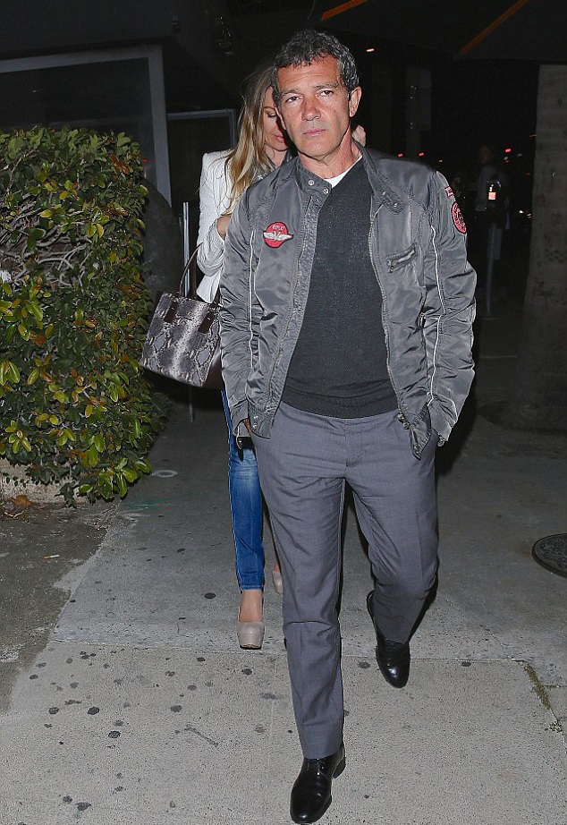 “Sao” phim Mặt nạ Zorro hạnh phúc bên bạn gái trẻ - 3 Antonio Banderas