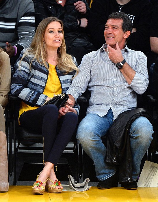 “Sao” phim Mặt nạ Zorro hạnh phúc bên bạn gái trẻ - 8 Antonio Banderas