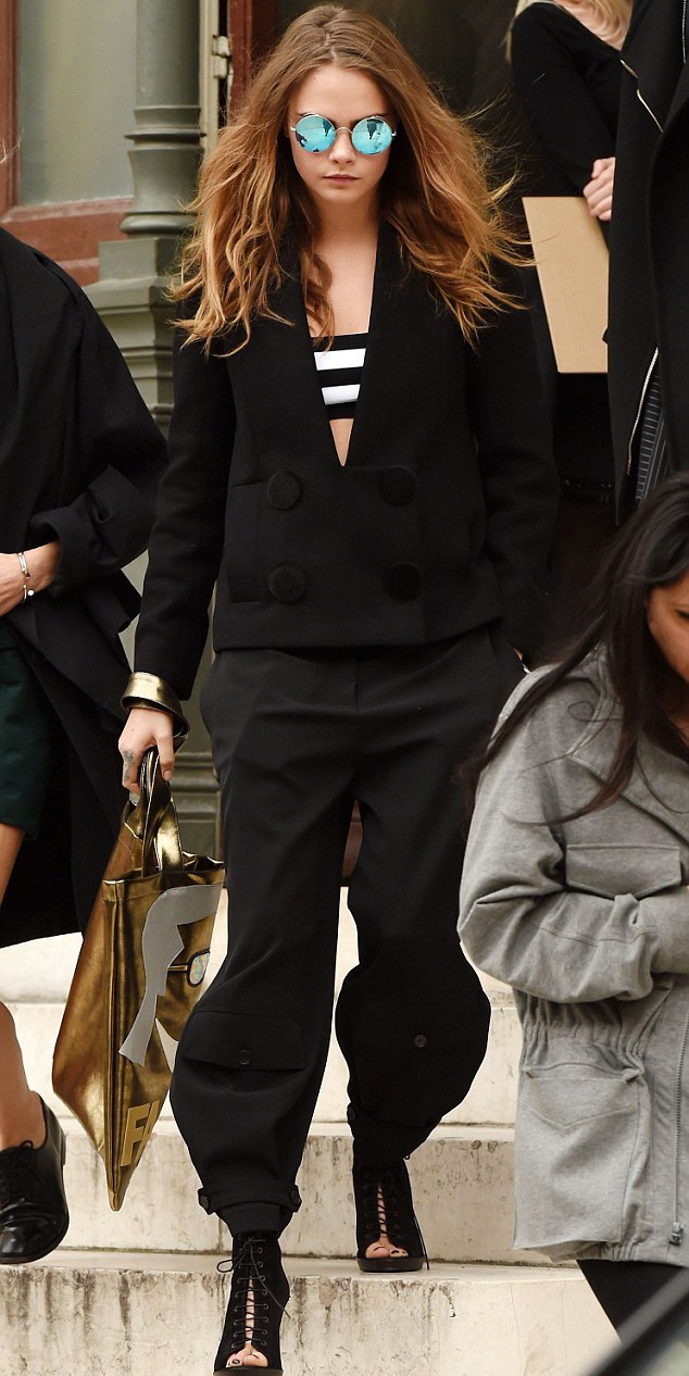 Siêu mẫu 9X sành điệu đi xem show của Stella McCartney - 1 Cara Delevingne