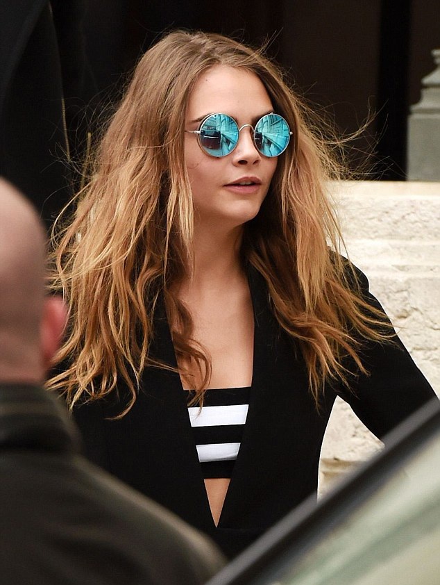 Siêu mẫu 9X sành điệu đi xem show của Stella McCartney - 2 Cara Delevingne