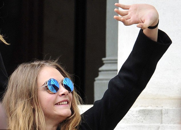 Siêu mẫu 9X sành điệu đi xem show của Stella McCartney - 3 Cara Delevingne