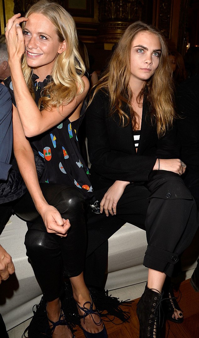 Siêu mẫu 9X sành điệu đi xem show của Stella McCartney - 4 Cara Delevingne