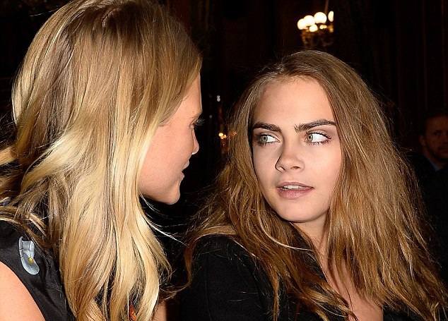 Siêu mẫu 9X sành điệu đi xem show của Stella McCartney - 6 Cara Delevingne