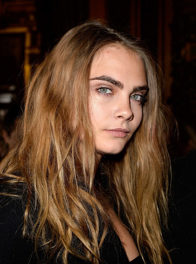 Siêu mẫu 9X sành điệu đi xem show của Stella McCartney - 9 Cara Delevingne