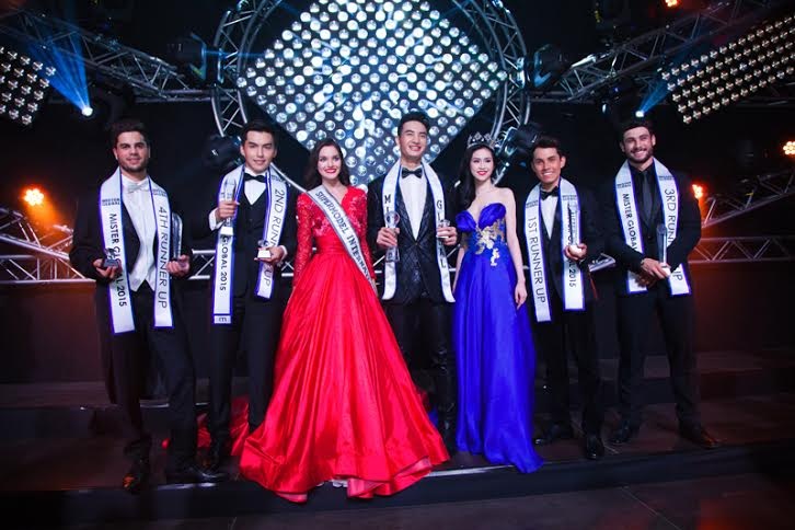 Người đẹp lên chúc mừng Nguyễn Văn Sơn với danh hiệu cao nhất