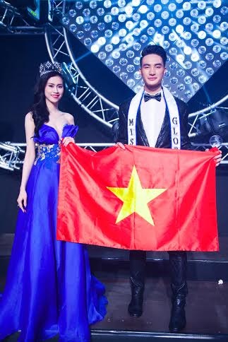 Người đẹp lên chúc mừng Nguyễn Văn Sơn với danh hiệu cao nhất