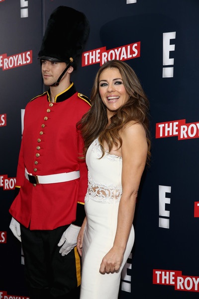 Elizabeth Hurley - 50 tuổi vẫn trẻ đẹp ngỡ ngàng - 5 VN