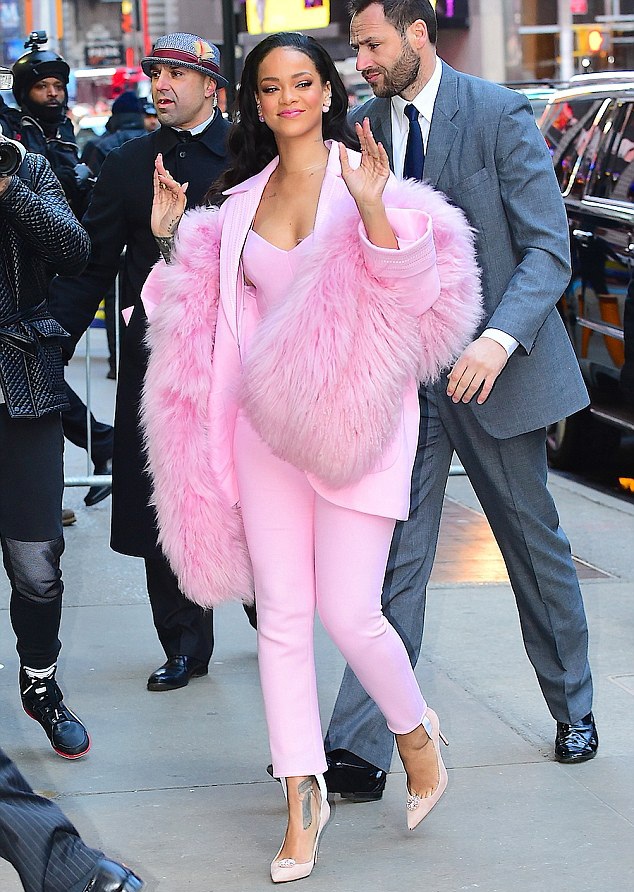 Rihanna bất ngờ nữ tính, duyên dáng - 1 Rihanna