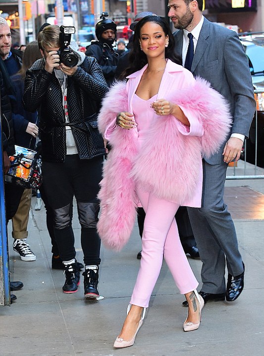 Rihanna bất ngờ nữ tính, duyên dáng - 2 Rihanna