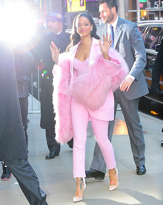Rihanna bất ngờ nữ tính, duyên dáng - 4 Rihanna