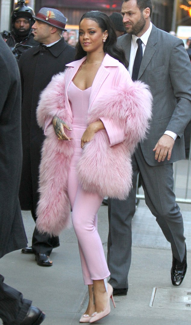 Rihanna bất ngờ nữ tính, duyên dáng - 5 Rihanna