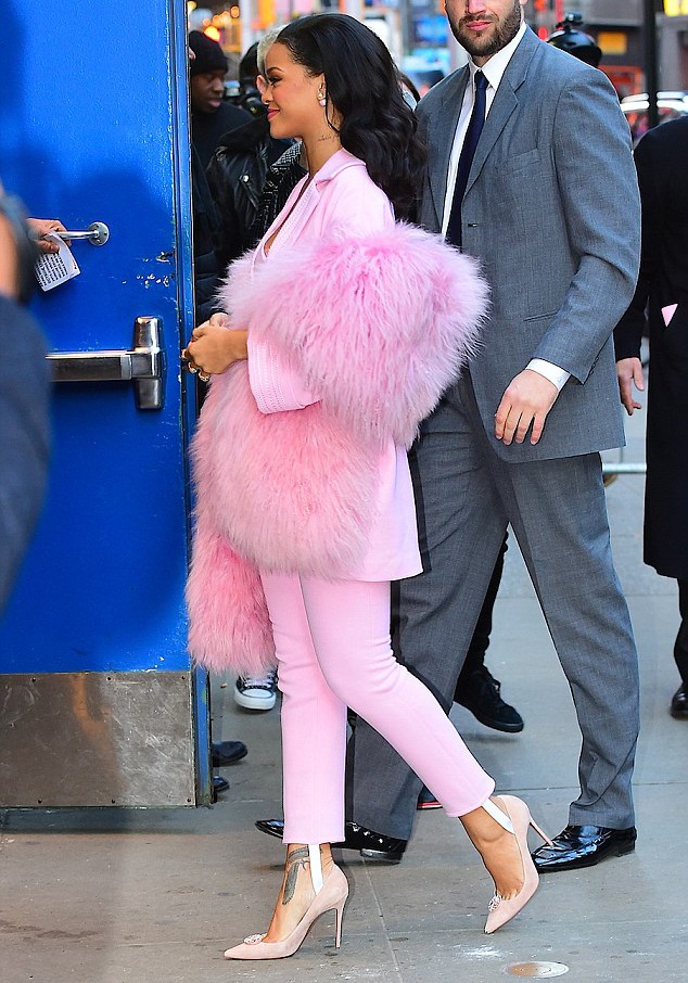 Rihanna bất ngờ nữ tính, duyên dáng - 6 Rihanna