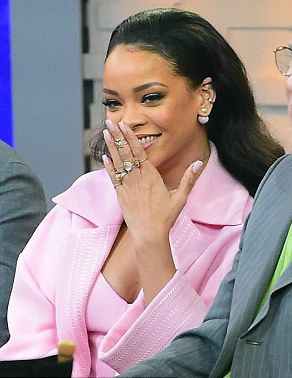 Rihanna bất ngờ nữ tính, duyên dáng - 8 Hình ảnh xinh đẹp và nền nã của nữ ca sỹ cá tính.