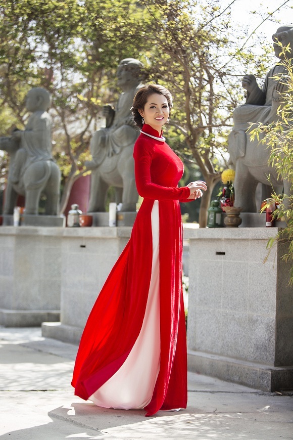 Khoảnh khắc ngọt ngào của vợ chồng Minh Chánh - 6 Ông bầu Minh Chánh và vợ Nathalee Trương tình tứ trong thực hiện tại chùa Quan Âm Việt Nam ở Mỹ