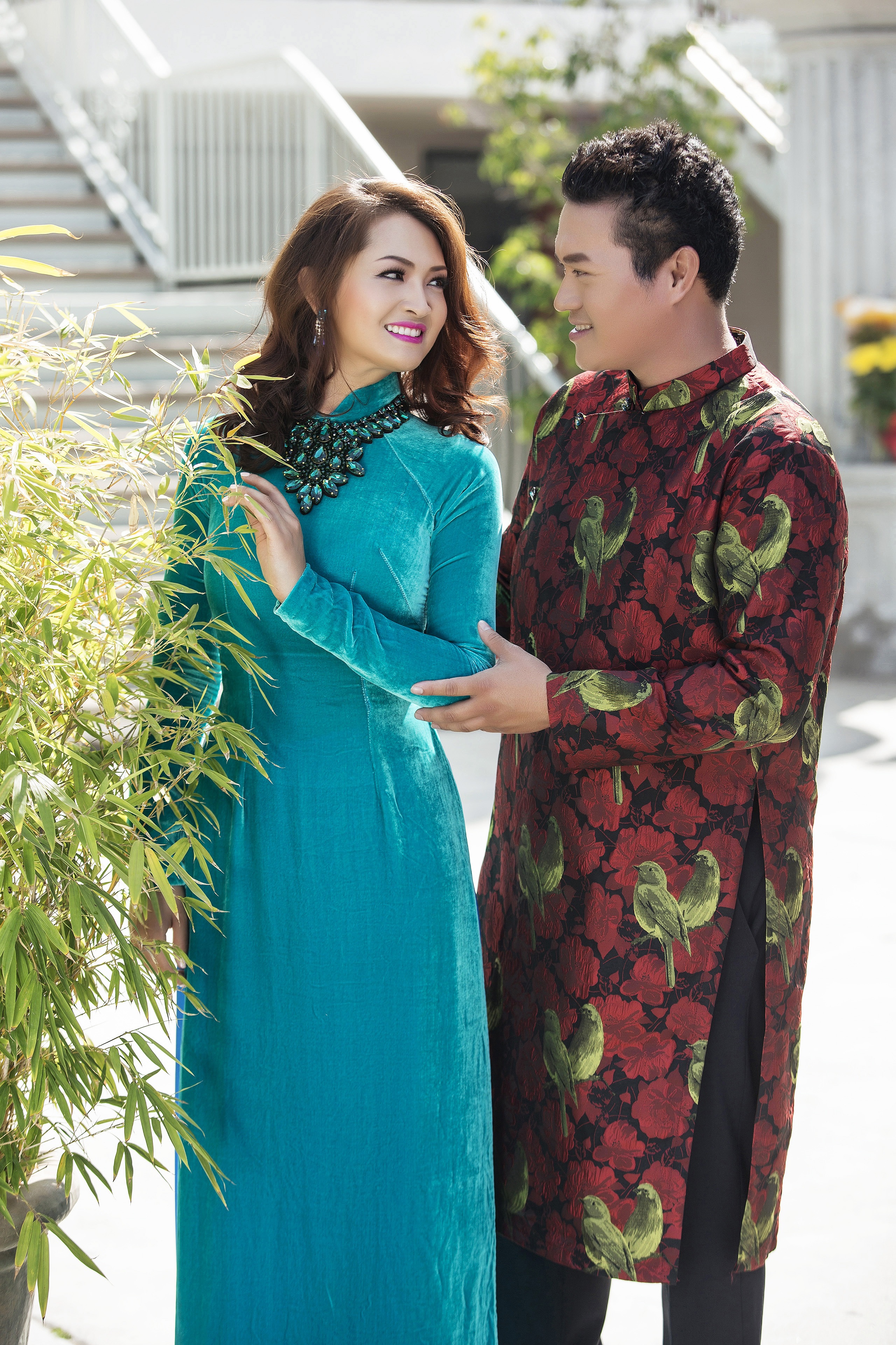 Khoảnh khắc ngọt ngào của vợ chồng Minh Chánh - 7 Ông bầu Minh Chánh và vợ Nathalee Trương tình tứ trong thực hiện tại chùa Quan Âm Việt Nam ở Mỹ