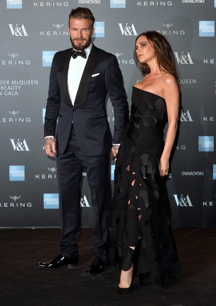 Victoria Beckham “kém tươi” bên chồng điển trai - 1 VN