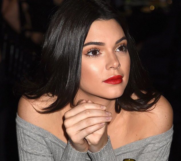 Em cô Kim đẹp như mộng với áo hở vai - 2 Kendall Jenner