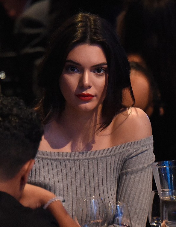 Em cô Kim đẹp như mộng với áo hở vai - 4 Kendall Jenner