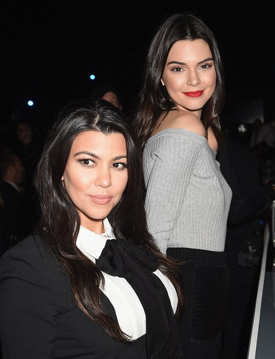 Em cô Kim đẹp như mộng với áo hở vai - 5 Kendall Jenner