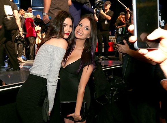 Em cô Kim đẹp như mộng với áo hở vai - 9 Kendall Jenner