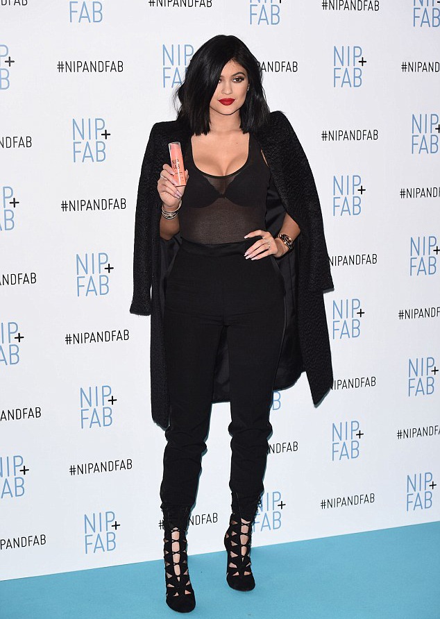 Em cô Kim bốc lửa quá đà ở tuổi 17 - 3 Kylie Jenner