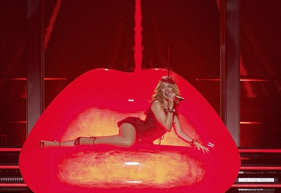 Kylie Minogue - Người đẹp không tuổi bốc lửa trên sân khấu - 3 Kylie Minogue - Người đẹp không tuổi bốc lửa trên sân khấu