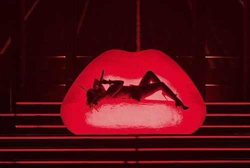 Kylie Minogue - Người đẹp không tuổi bốc lửa trên sân khấu - 7 Kylie Minogue - Người đẹp không tuổi bốc lửa trên sân khấu