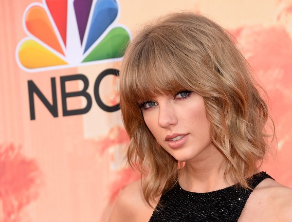 Taylor Swift đẹp nuột nà trên thảm đỏ - 4 Nữ ca sỹ Taylor Swift