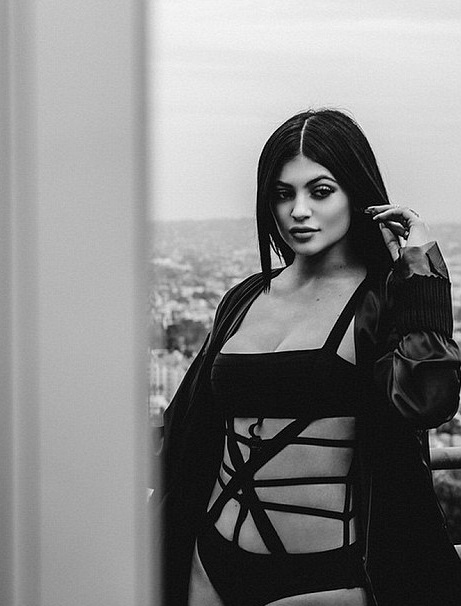 Em cô Kim vẫn chia sẻ ảnh gợi cảm bất chấp chỉ trích - 2 Kylie Jenner