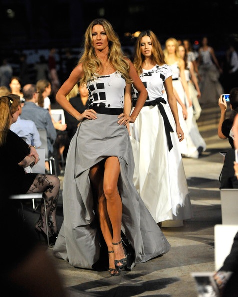 Những khoảnh khắc đẹp của Gisele Bundchen trên sàn catwalk - 13 Fashion's Night Out, Fall năm 2011