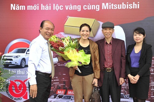 Khách hàng nhận quà từ công ty Vinh Quang