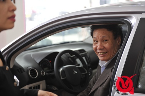 Khách hàng thử xe tại Gara Ô tô Vinh Quang