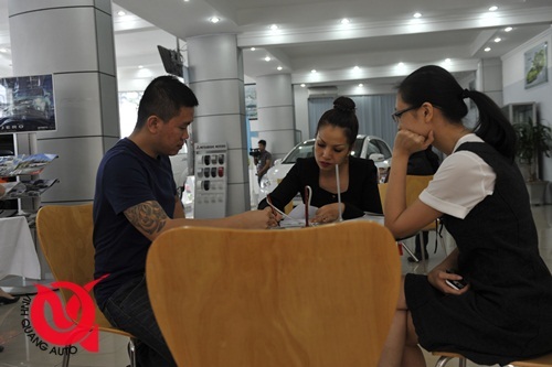 Khách hàng mua xe trực tiếp tại sự kiện