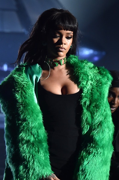 Rihanna mặc gợi cảm, trình diễn bốc lửa - 2 VN