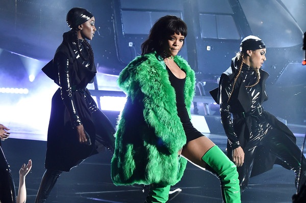 Rihanna mặc gợi cảm, trình diễn bốc lửa - 3 VN