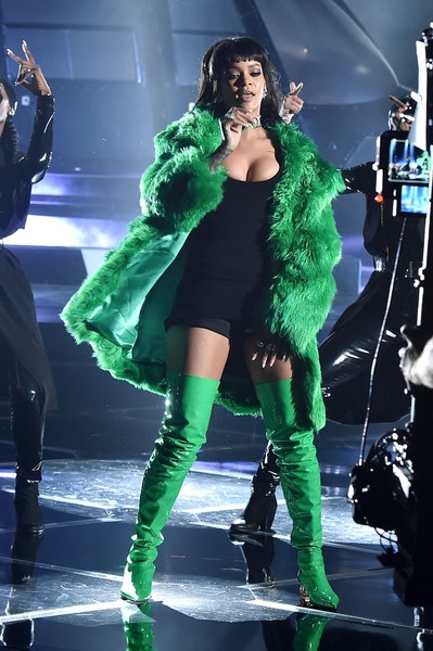 Rihanna mặc gợi cảm, trình diễn bốc lửa - 5 VN