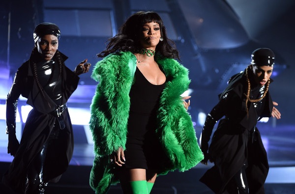 Rihanna mặc gợi cảm, trình diễn bốc lửa - 6 VN