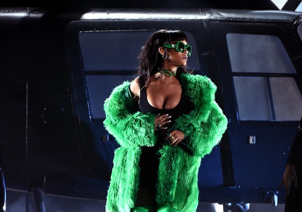 Rihanna mặc gợi cảm, trình diễn bốc lửa - 7 VN