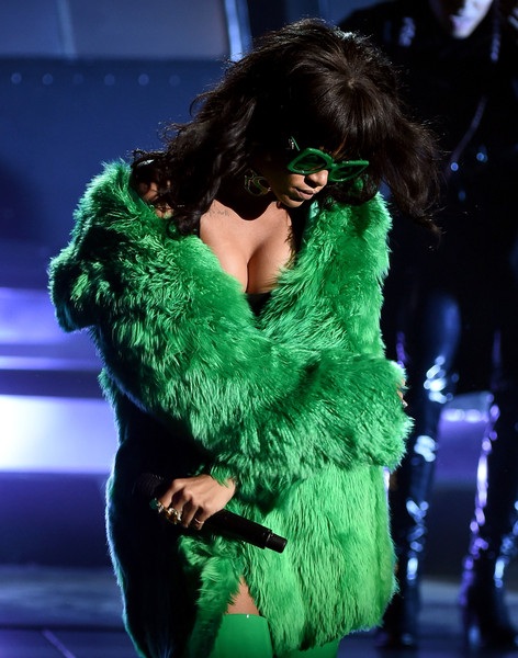 Rihanna mặc gợi cảm, trình diễn bốc lửa - 10 VN