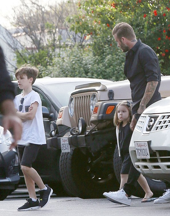 David Beckham đưa các con đi ăn - 1 David Beckham
