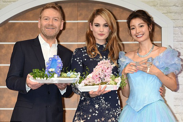“Lọ Lem” Lily James xinh như công chúa tại Nhật Bản - 4 Lily James