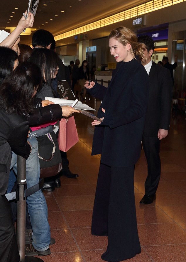 “Lọ Lem” Lily James xinh như công chúa tại Nhật Bản - 14 Lily James
