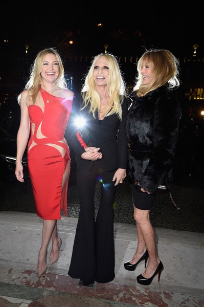 Kate Hudson điệu đà ra phố - 9 Ngôi sao tóc vàng và mẹ dự sự kiện của Versace hồi đầu năm.