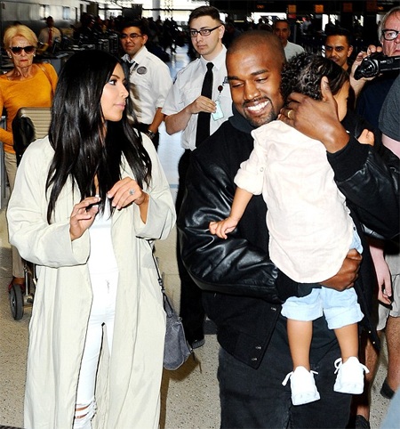 Cô Kim và gia đình thu hút sự chú ý tại sân bay - 9 Cùng thời điểm, em cô Kim - Khloe cũng xuất hiện tại sân bay và được nhiều thợ săn ảnh chào đón