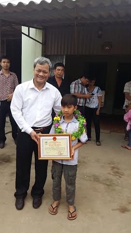 “Thần đồng” Đức Vĩnh được khen thưởng “nóng” - 2 Ông Nguyễn Tử Quỳnh phó chủ tịch thường trực UBND Tỉnh trao bằng chứng nhận cho em Vĩnh