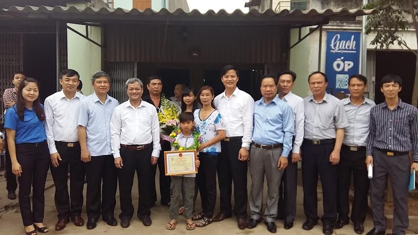 Lãnh đạo tỉnh Bắc Ninh và các sở ngành tới chúc mừng em Vĩnh