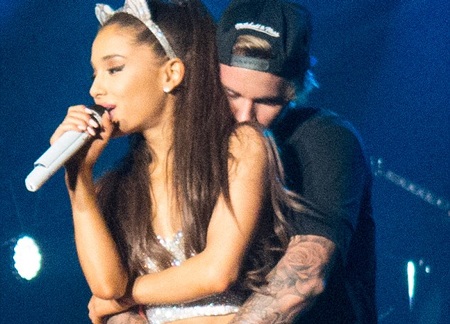 Justin Bieber tình tứ bên “Mariah Carey 9X” - 1 Justin Bieber ôm chặt Ariana Grande khi hát cùng cô tại Inglewood, California ngày 9/4 vừa qua