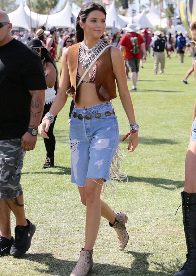 Hai em cô Kim tung tăng dự liên hoan âm nhạc - 3 Kendall Jenner
