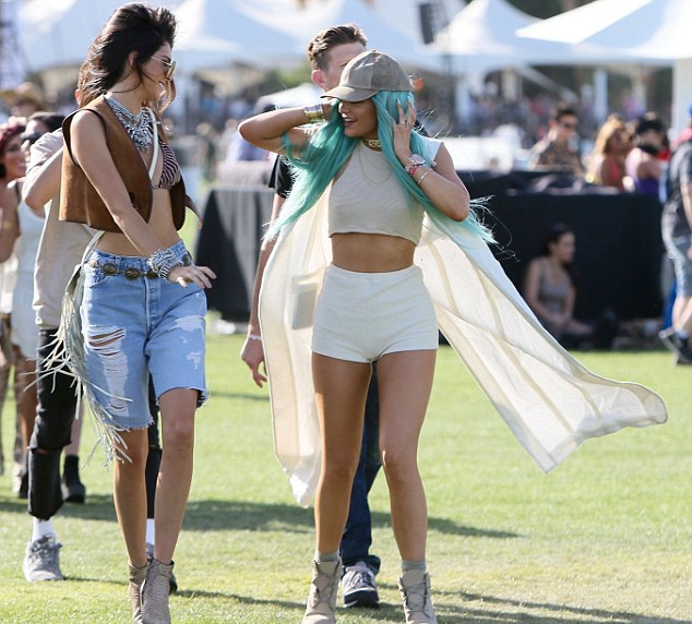 Hai em cô Kim tung tăng dự liên hoan âm nhạc - 9 Kendall Jenner